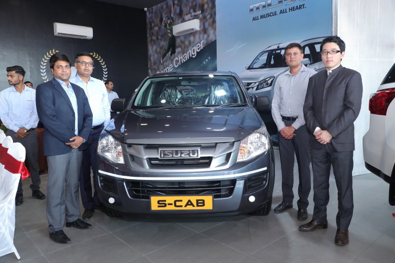 From R to L-Mr. Takeshi Hirano, VP-Sales & Marketing,Isuzu Motors India, Mr. Kuren Amin,MD-Torqu.JPG