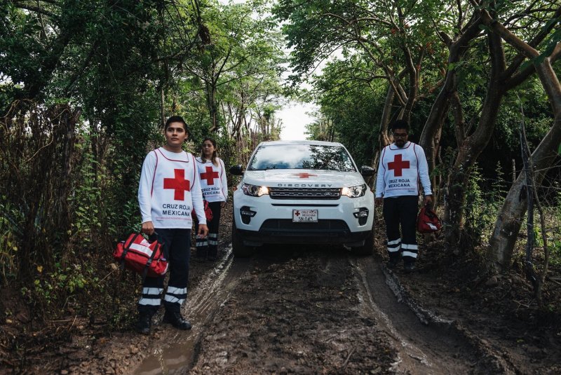 Land Rover_Red Cross_02.jpg