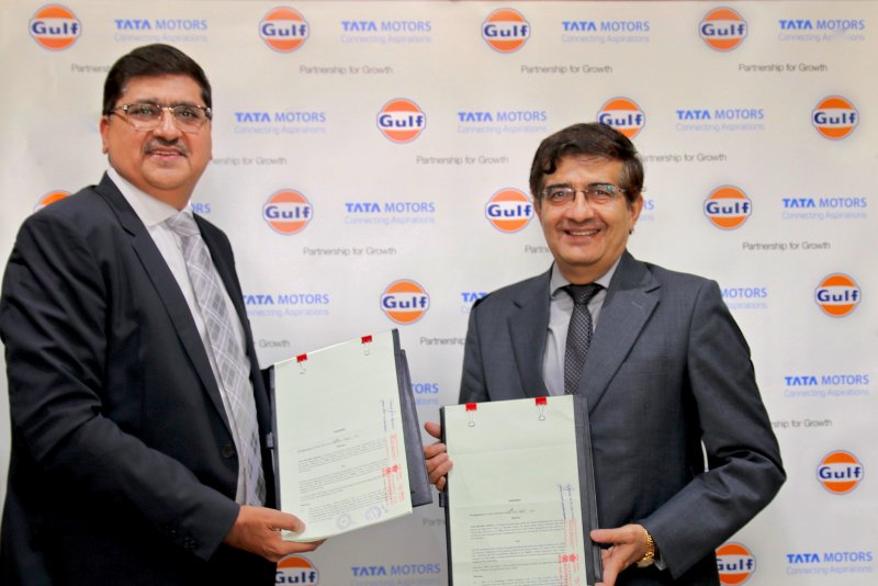 L-R, Ravi Chawla, MD, Gulf Oil and Mayank Pareek – President, Passenger Vehicle Business Unit, T.jpg