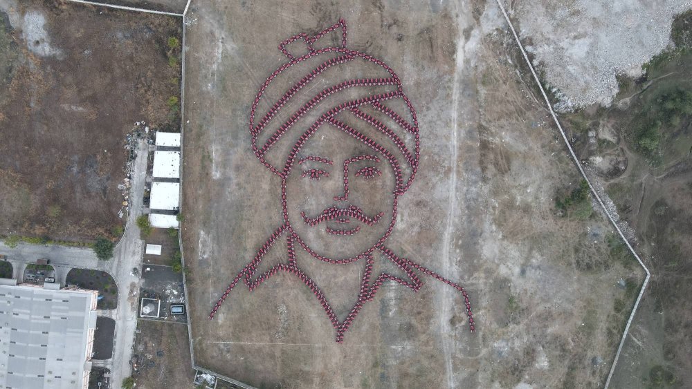 Mahindra-Kisan-Diwas-Tractor-Formation.JPG