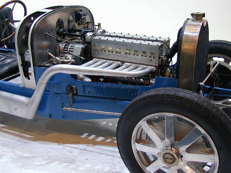 Buggati 16 valve engine.JPG