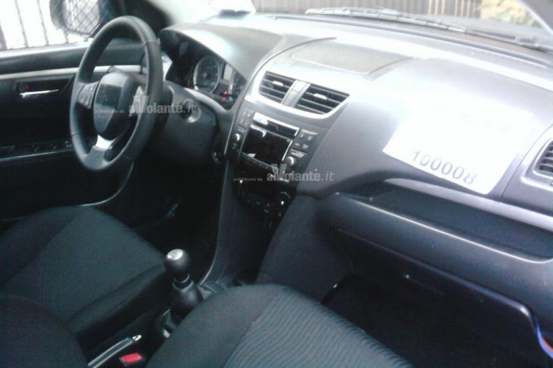 2010_Suzuki_Swift_dashboard.jpg