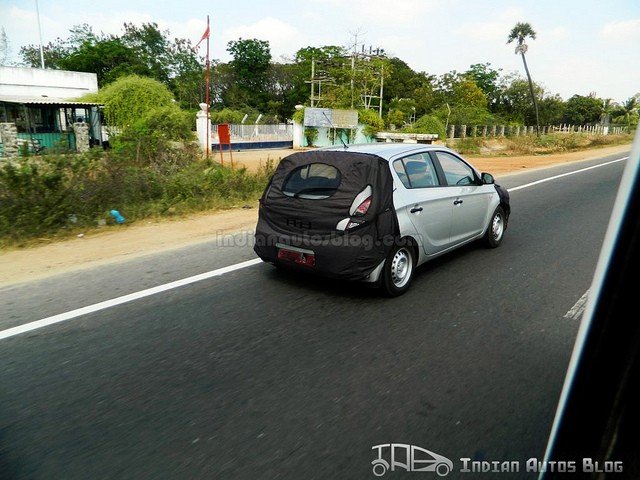 2013-Hyundai-i20-rear-spied-in-Chennai.jpg