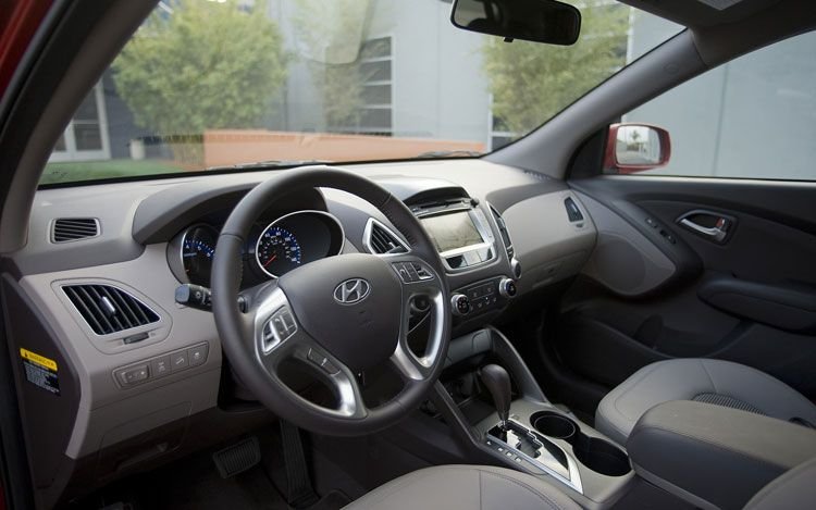 2010-hyundai-tucson-interior-2.jpg