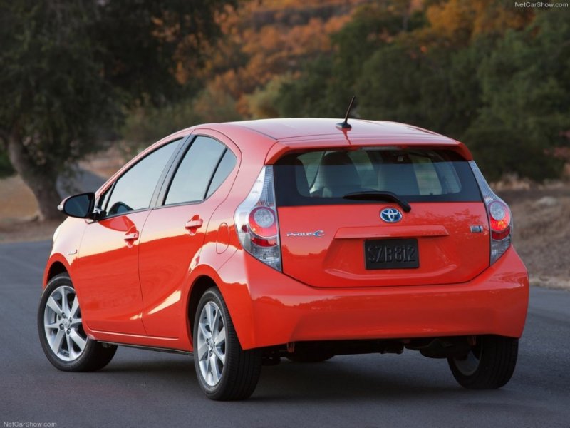 Toyota-Prius_C_2012_1024x768_wallpaper_10.jpg