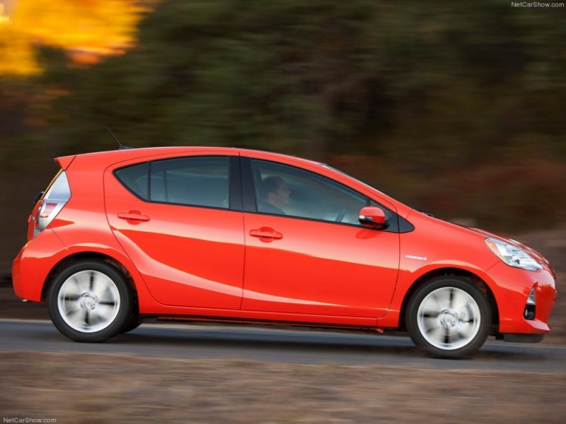 Toyota-Prius_C_2012_1024x768_wallpaper_0f.jpg