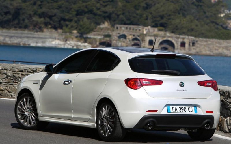 Alfa_Romeo-Giulietta_2010_II.jpg