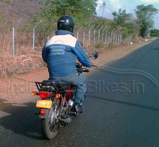 2012-Bajaj-Boxer-BM100-Low-Cost-Commuter-Motorcycle-Spyshot-1.jpg