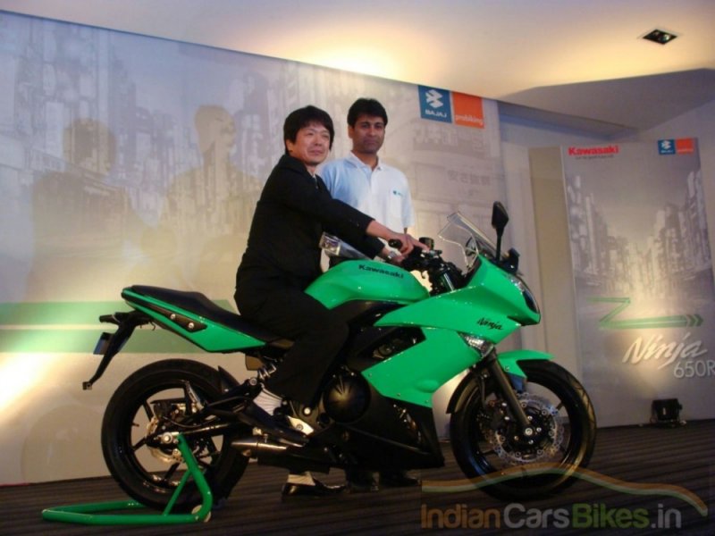 Mr.Rajiv-Bajaj-and-Mr.Segawa-with-the-Ninja-650R-image-1024x768.jpg