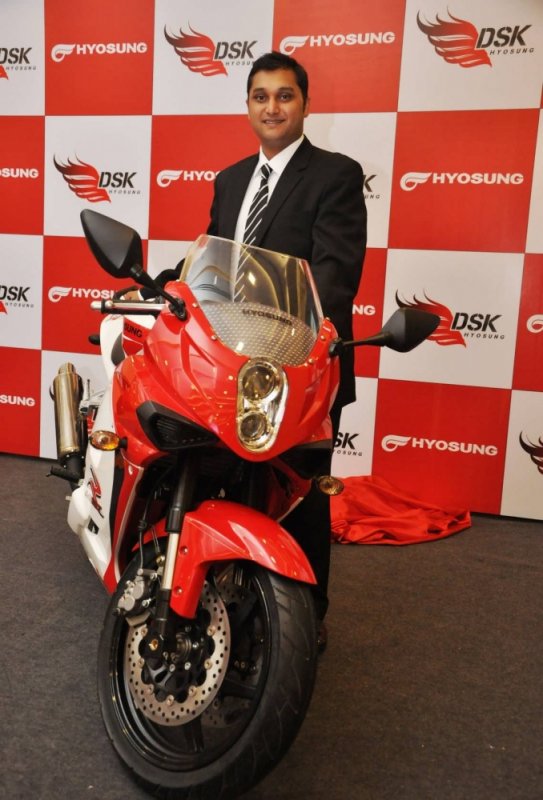 Mr.Shirish Kulkarni, Director, DSK Motowheels unveiled Hyosung GT 250R in Delhi..jpg