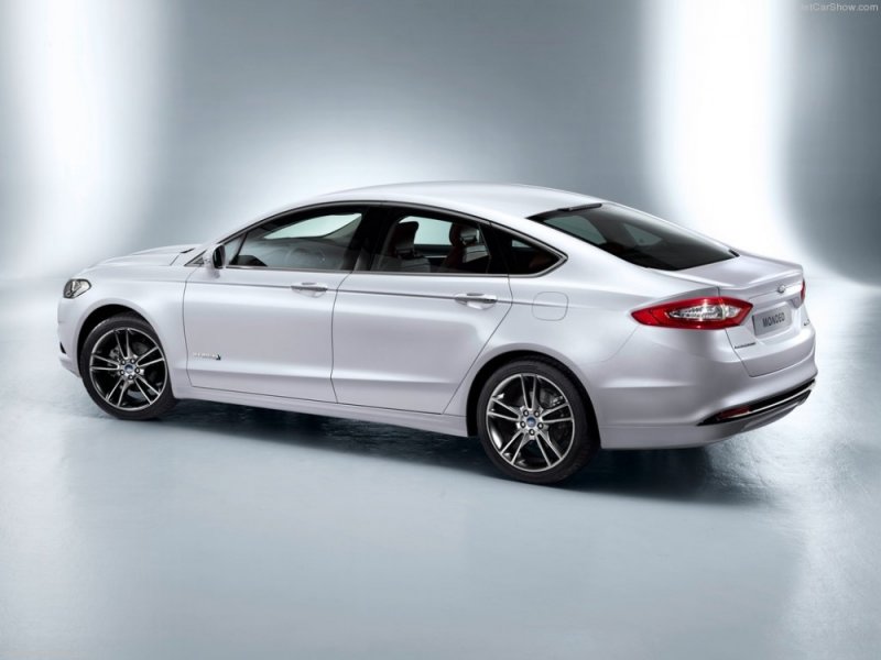 Ford-Mondeo_2013_1024x768_wallpaper_06.jpg