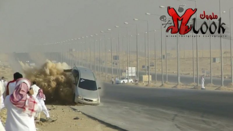 ZjZiXzEzMzEyODIxNDQxNA==_o_spectacular-saudi-drift.jpg