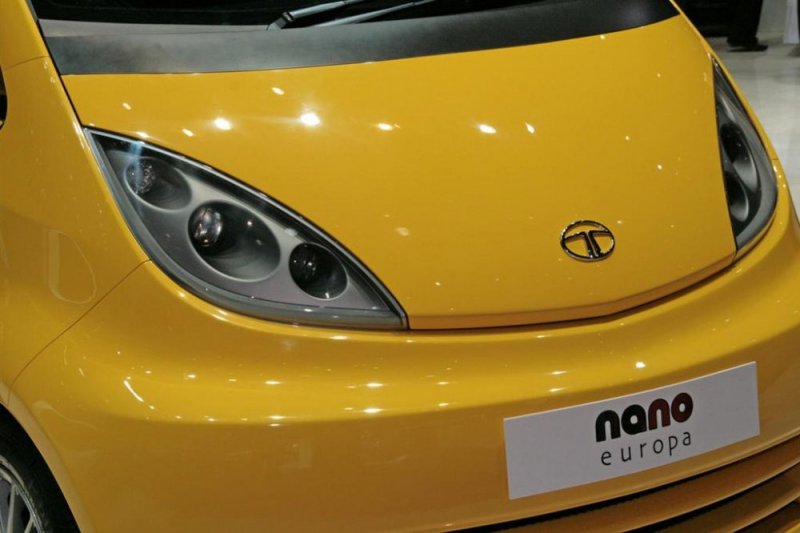 tata_nano_europa_headlights.jpg