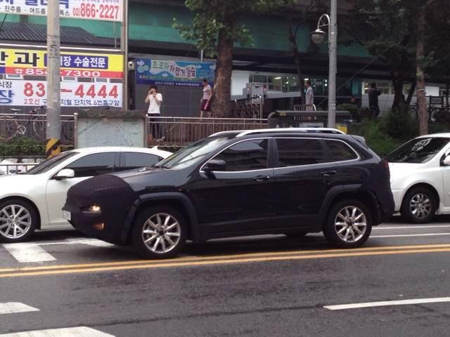 2014-Jeep-Cherokee-spied-in-Korea.jpg