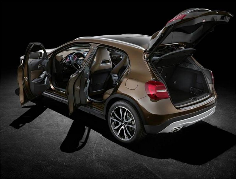 Mercedes-GLA-doors-open.jpg
