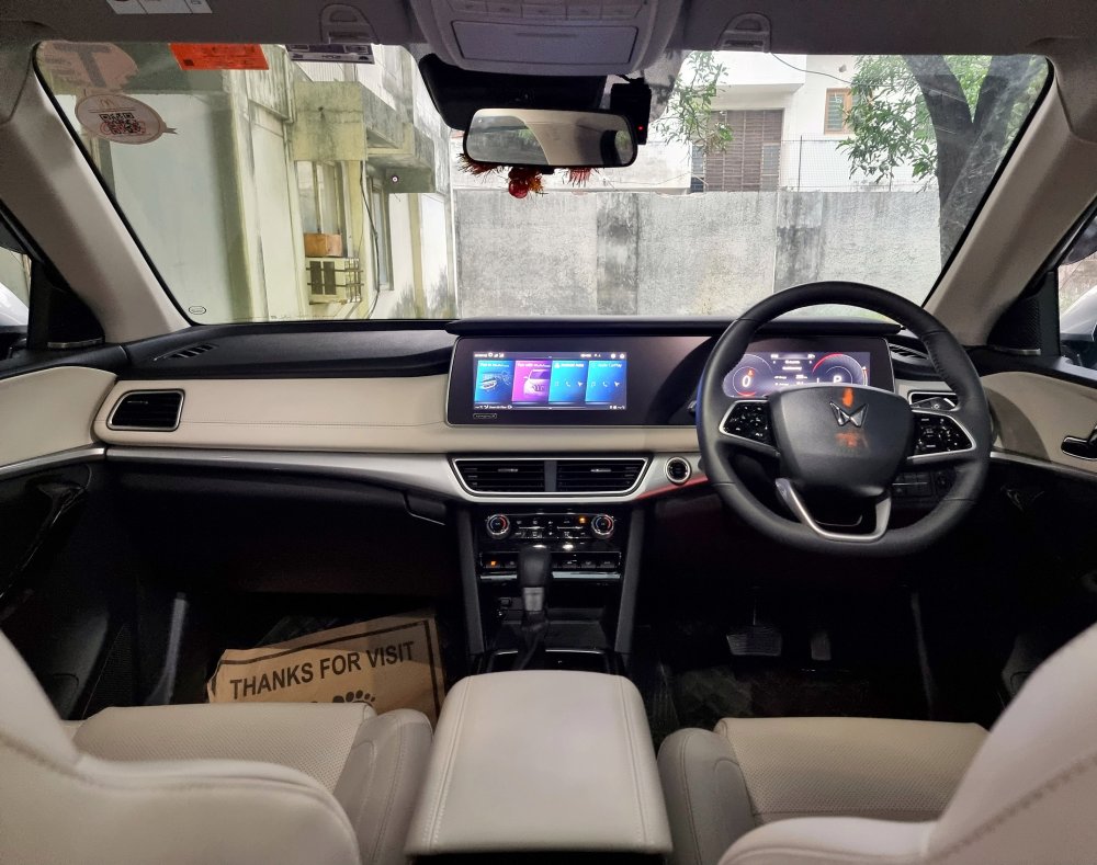 1 Mahindra XUV700 Dash.jpg