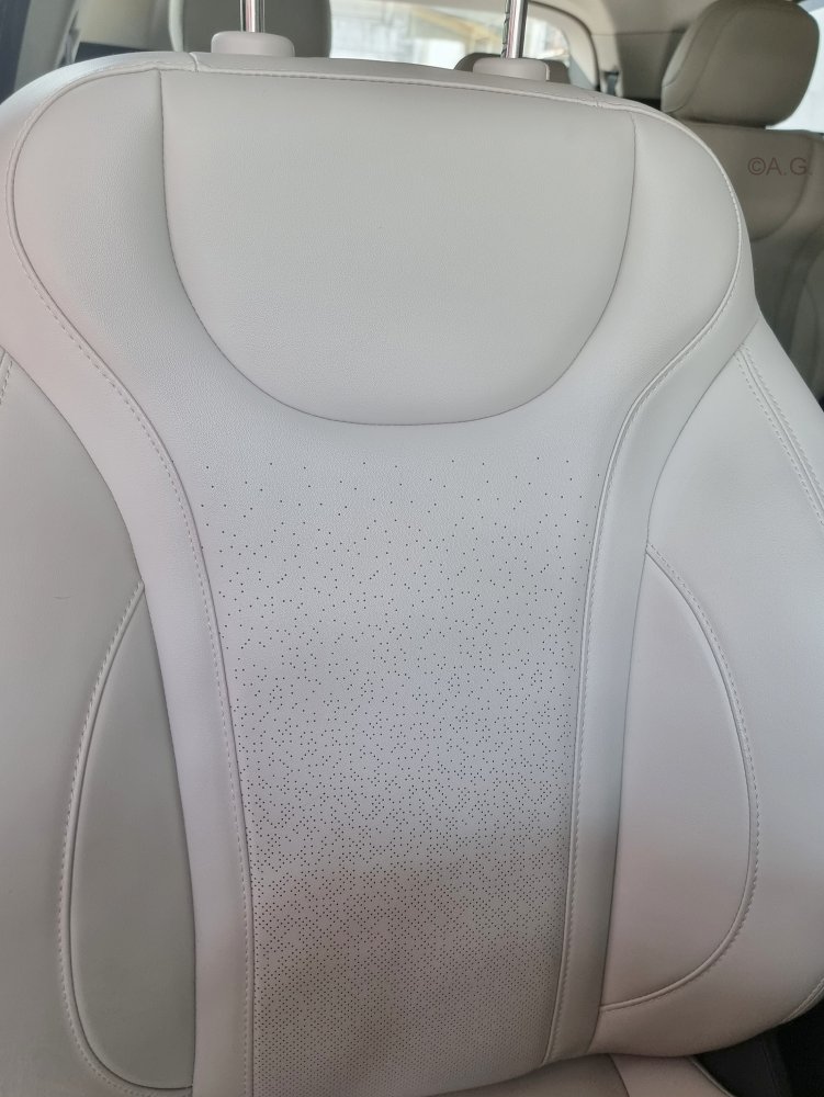 1 Mahindra XUV700 Front Seat.jpg