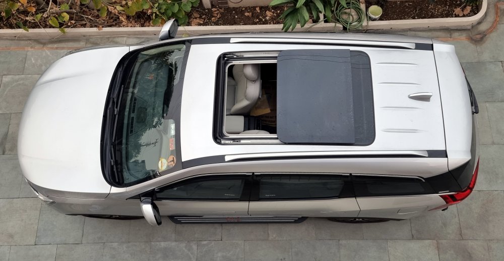 10 Mahindra XUV700 Sunroof Skyroof Open.jpg