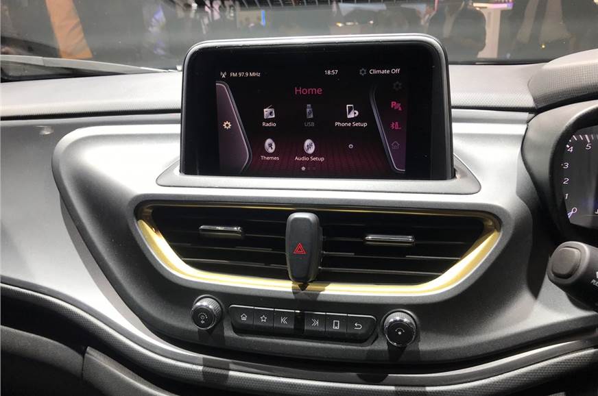 1_578_872_0_70_http___cdni.autocarindia.com_Galleries_20190305023959_Altroz touchscreen.jpg