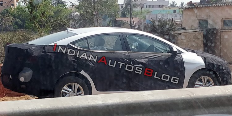 2019-hyundai-elantra-facelift-profile-spy-shot-2a00.jpg