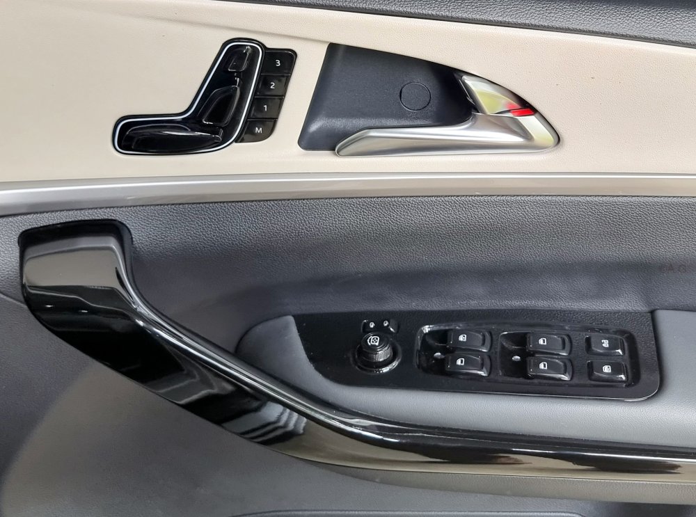 3 Mahindra XUV700 A Front Seat .jpg