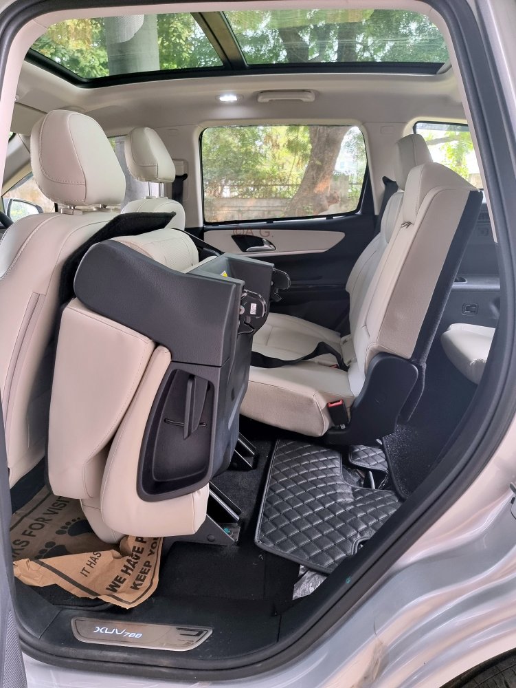 4.5 Mahindra XUV700 3rd row access.jpg