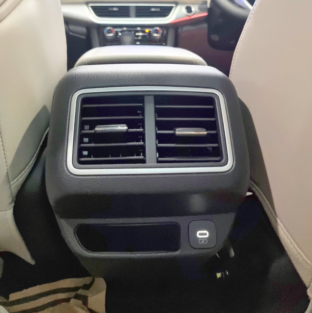 4 Mahindra XUV700 Rear AC Vents.jpg