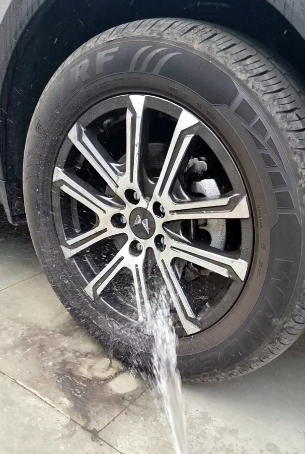 5 Mahindra XUV700 Brake Dust.jpg