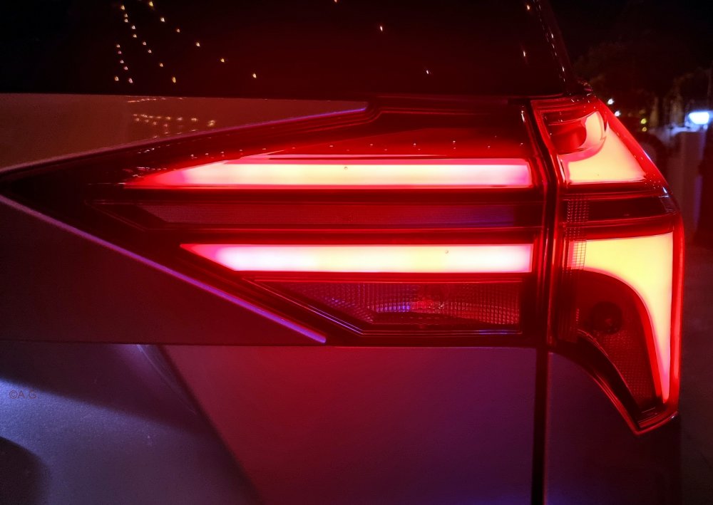 8 Mahindra XUV700 Tail Lamp Night.jpg