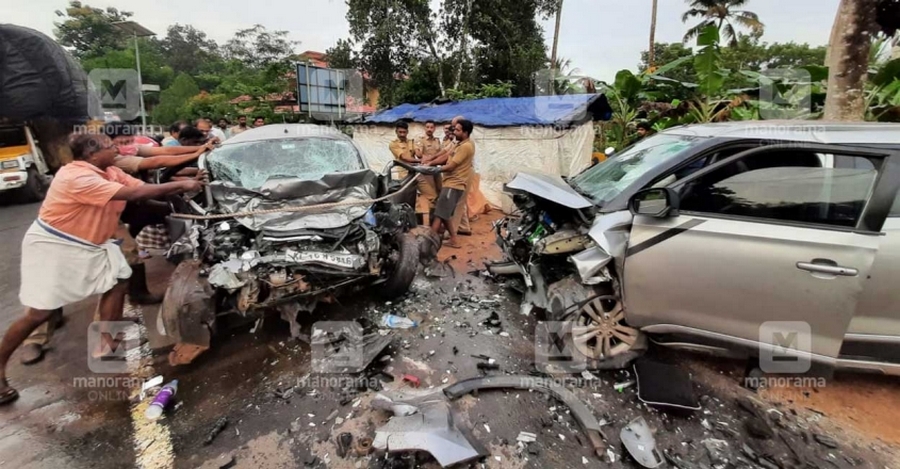 adoor-car-collides-accident.jpg.image.845.440.jpg