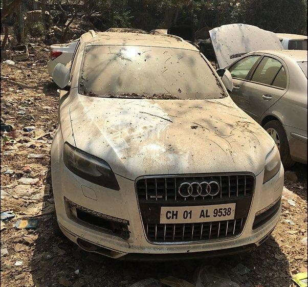 audi-q7-abandoned.jpg