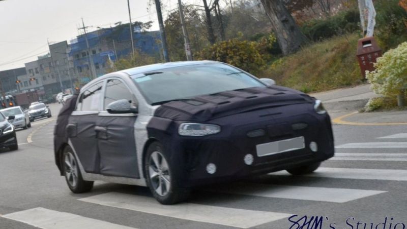 Hyundai-Ioniq-facelift-spied.jpeg