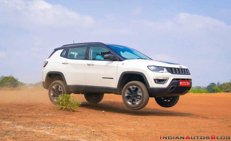 jeep-compass-revoew-images-action-jump-4af3.jpg