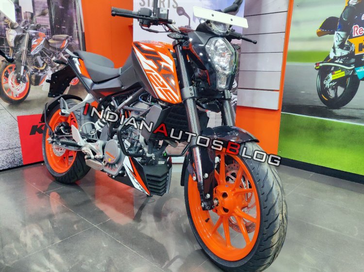 ktm-125-duke-right-front-quarter-2908.jpg