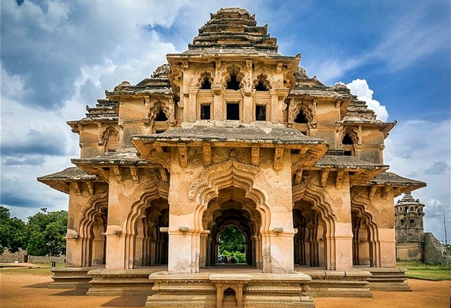 Lotus_Mahal_Hampi_Hampi_Karnataka.jpg