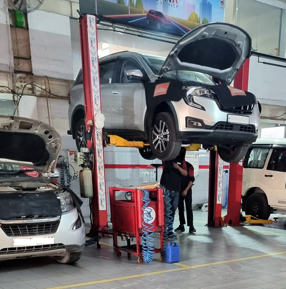 Mahindra XUV700 2.jpg