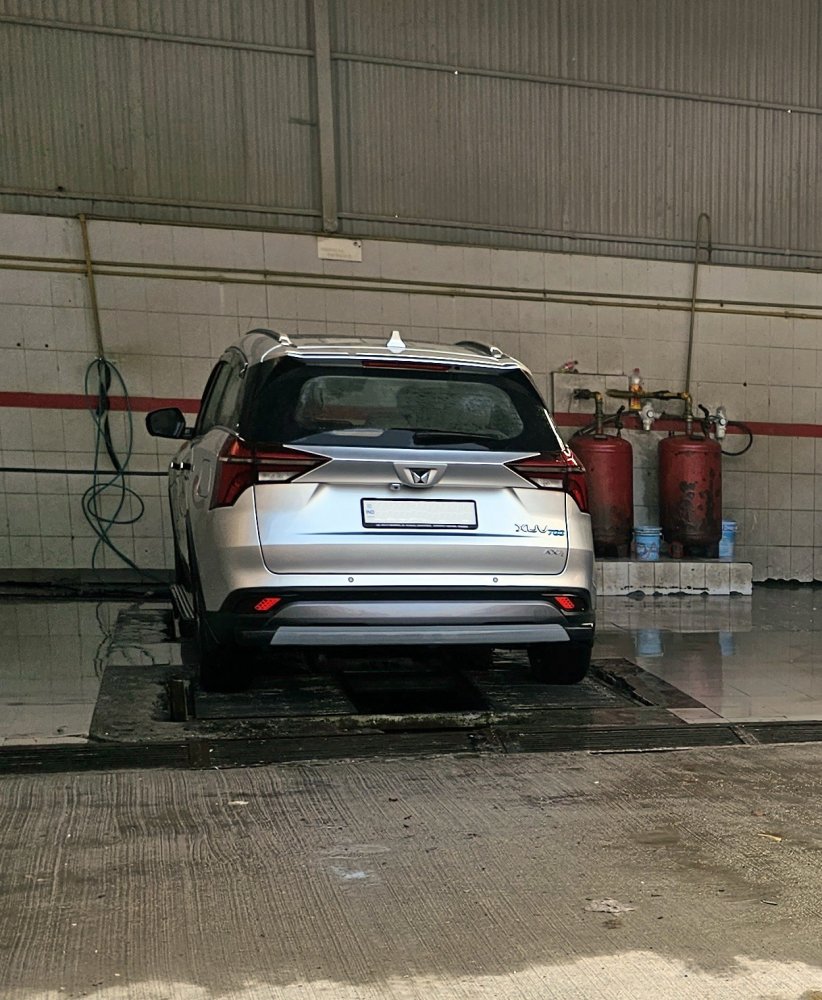 Mahindra XUV700 4 Washing Bay.jpg