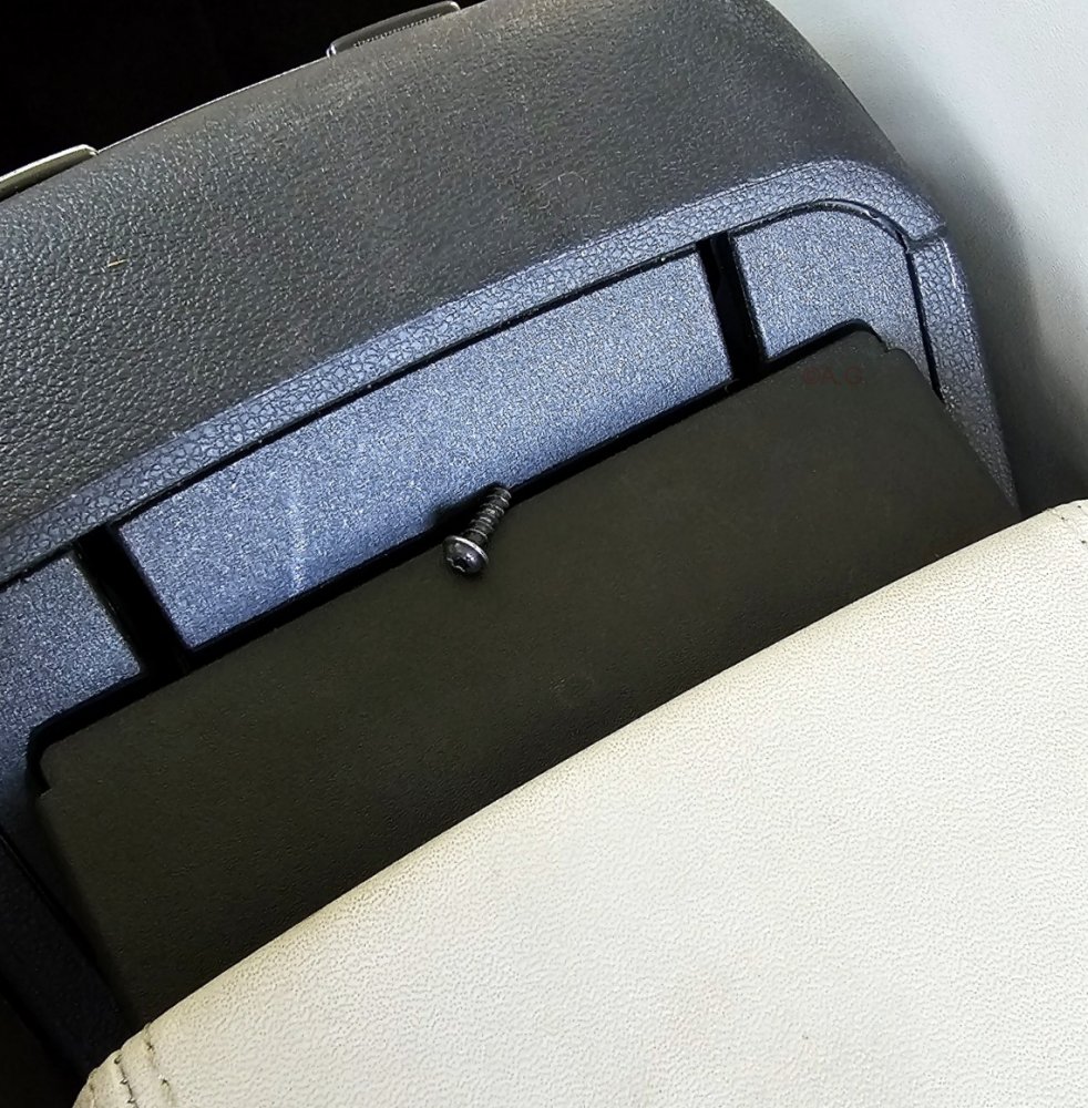 Mahindra XUV700 Armrest Screw 2.jpg