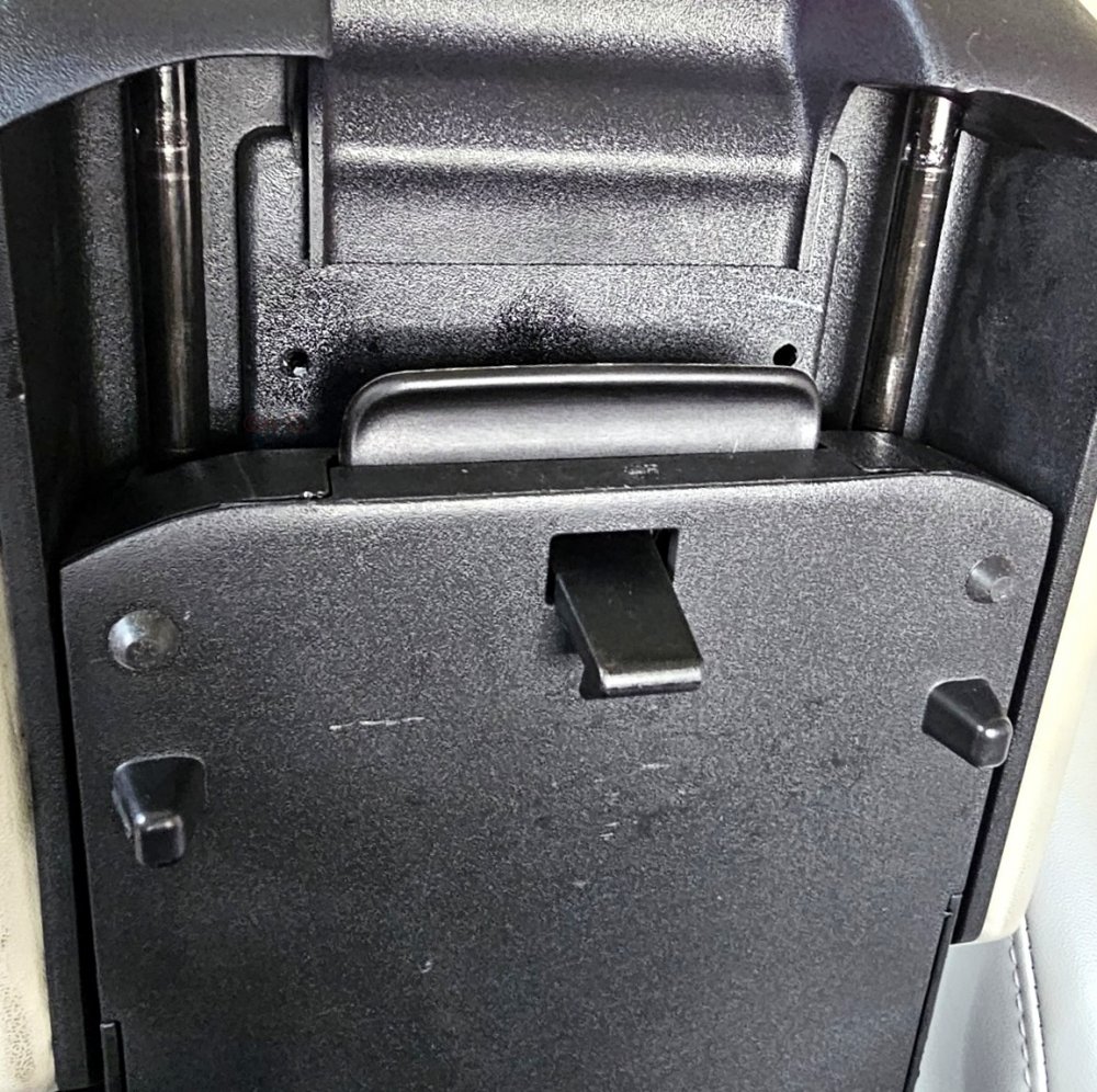 Mahindra XUV700 Armrest Screw 3.jpg