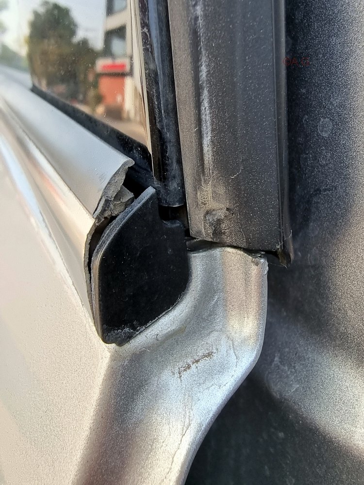 Mahindra XUV700 Chrome Strip Gap 3.jpg