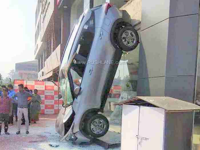 new-kia-seltos-falls-off-roof-dealer-india-1.jpg