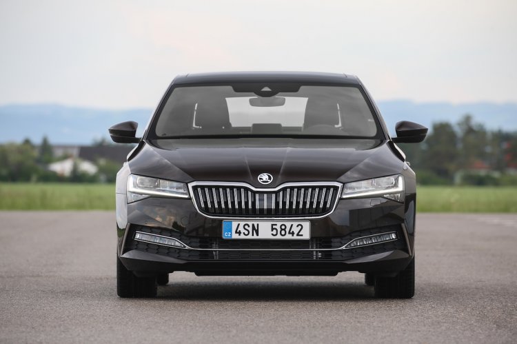 new-skoda-superb-facelift-front-90d1.jpg