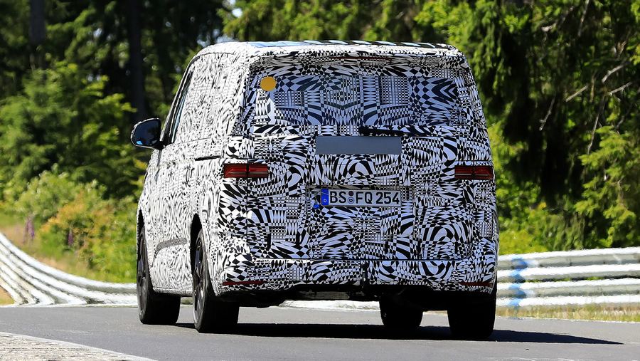 Volkswagen Transporter T7 plug-in spyshots-11.jpg