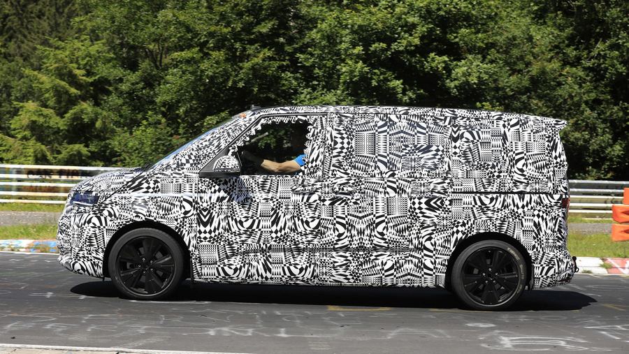 Volkswagen Transporter T7 plug-in spyshots-6.jpg