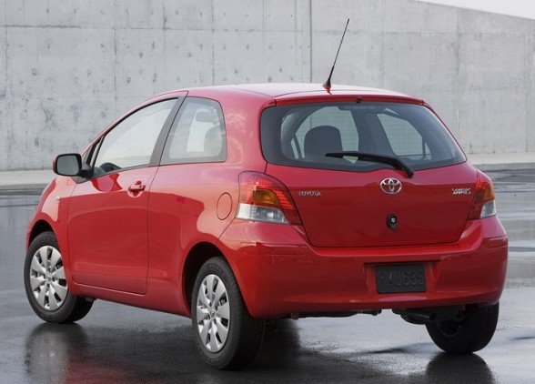 2009-toyota-yaris-3-door-rear-angle-view-588x422.jpg