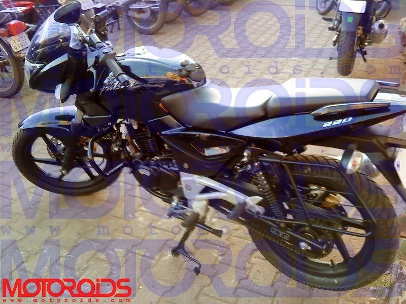 bajaj_pulsar_220_3.jpg