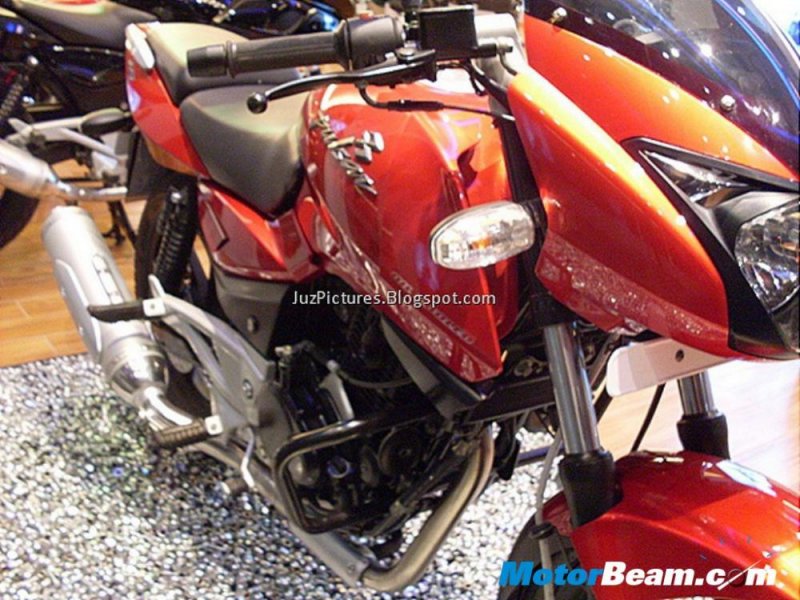 Red_Bajaj_Pulsar_220S.jpg