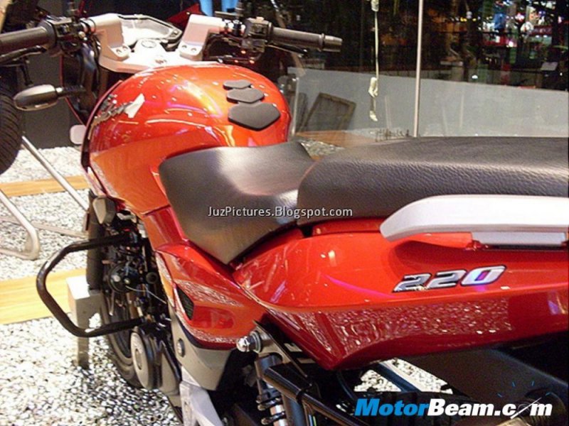 Bajaj_Pulsar_220_Street.jpg