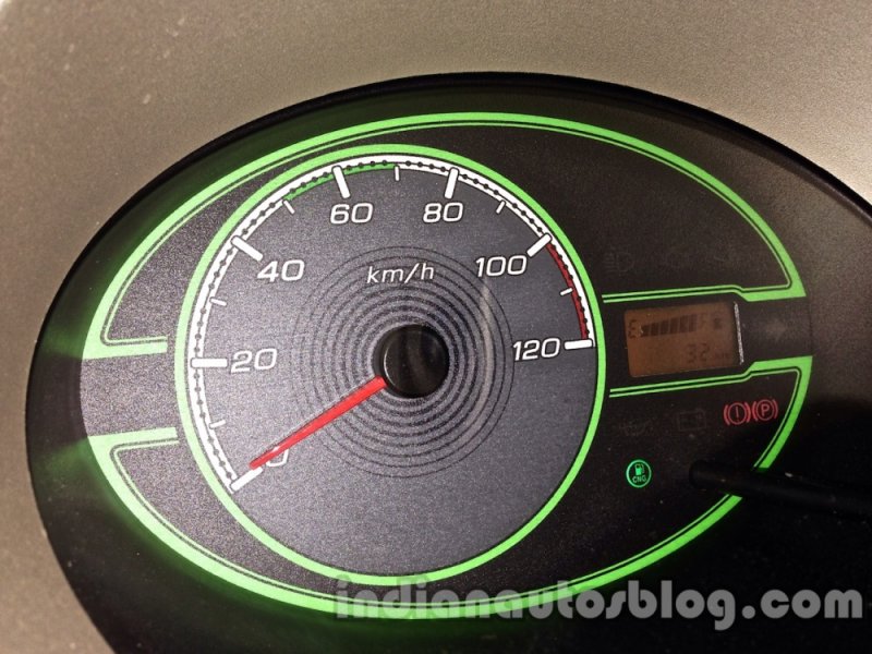 Tata-Nano-emax-CNG-LX-variant-CNG-mode-indicator.jpg