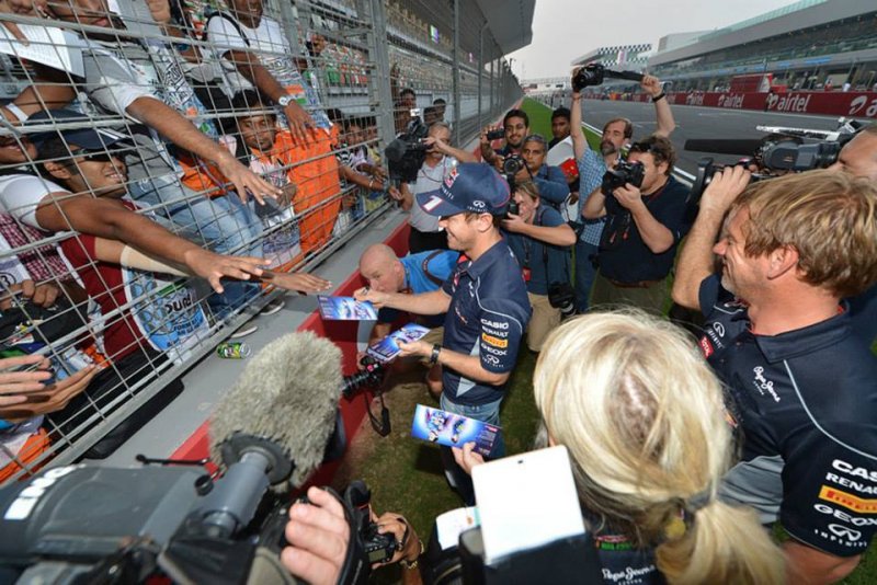 Indian-GP-2013-Autograph-Session-9.jpg